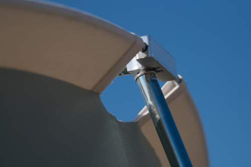 Aquí está uno de los dos postes verticales (patas) y su conexión al poste del techo de la barra de resorte en forma de T.
